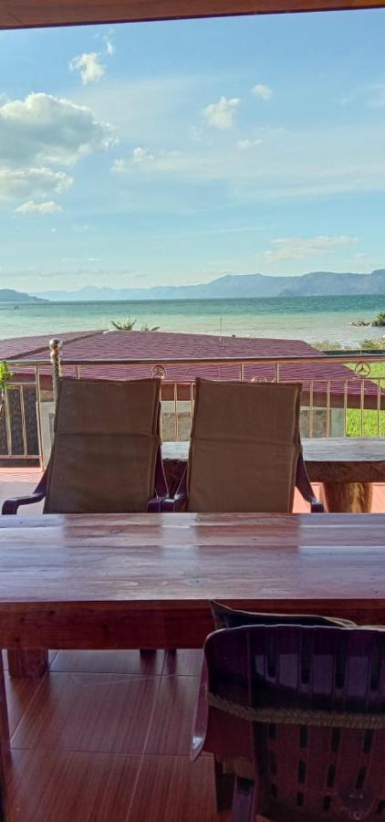 トゥクトゥク Toba Sunset Bed & Breakfast エクステリア 写真
