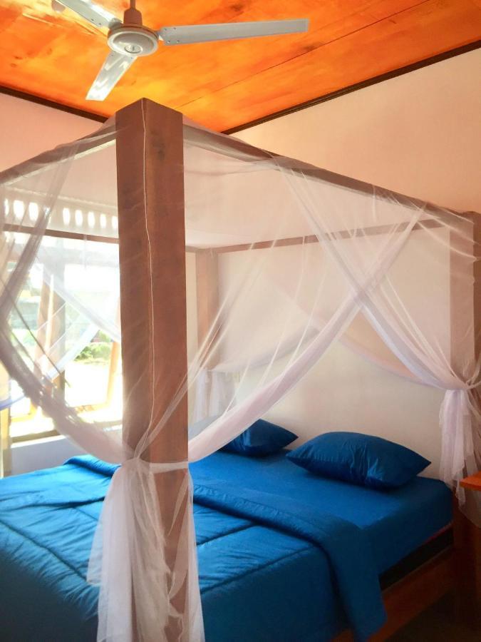 トゥクトゥク Toba Sunset Bed & Breakfast エクステリア 写真